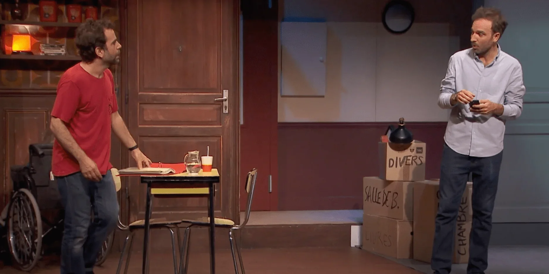 Dans cette image captivante, nous découvrons l'histoire profonde et émouvante de deux hommes qui ont traversé les épreuves de la v