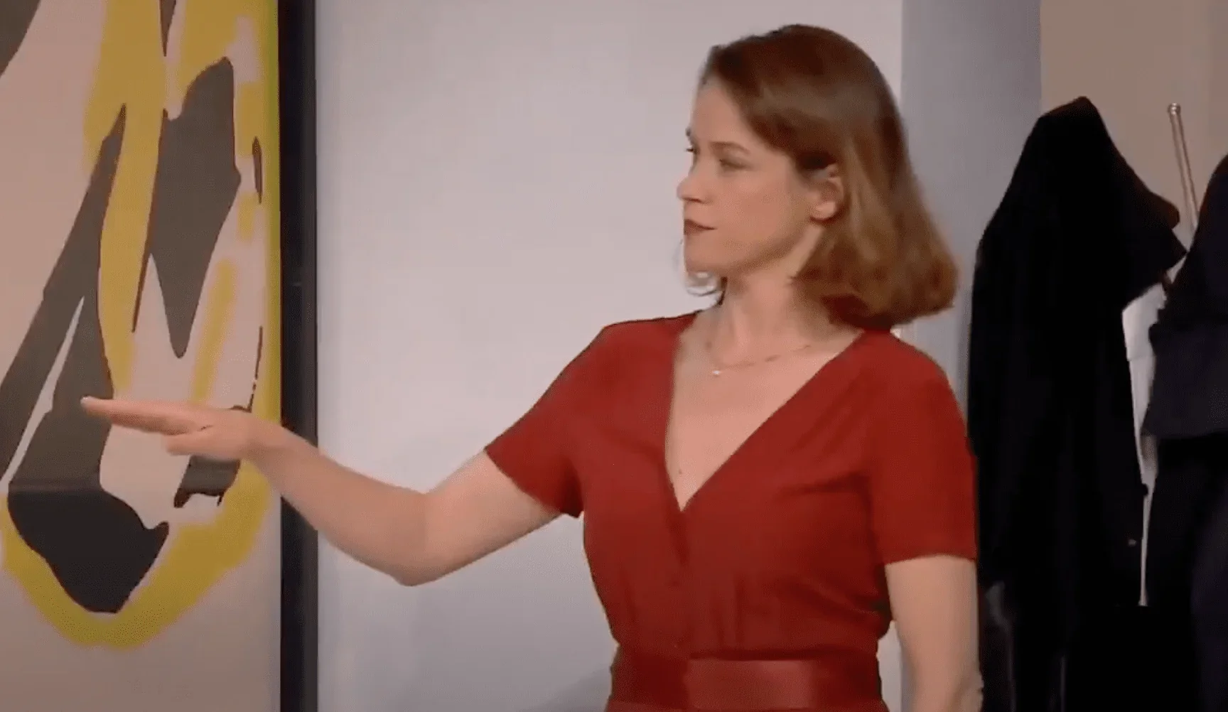 Cette image captivante met en avant une femme qui s'exprime avec conviction dans la pièce de théâtre "L'invitation".