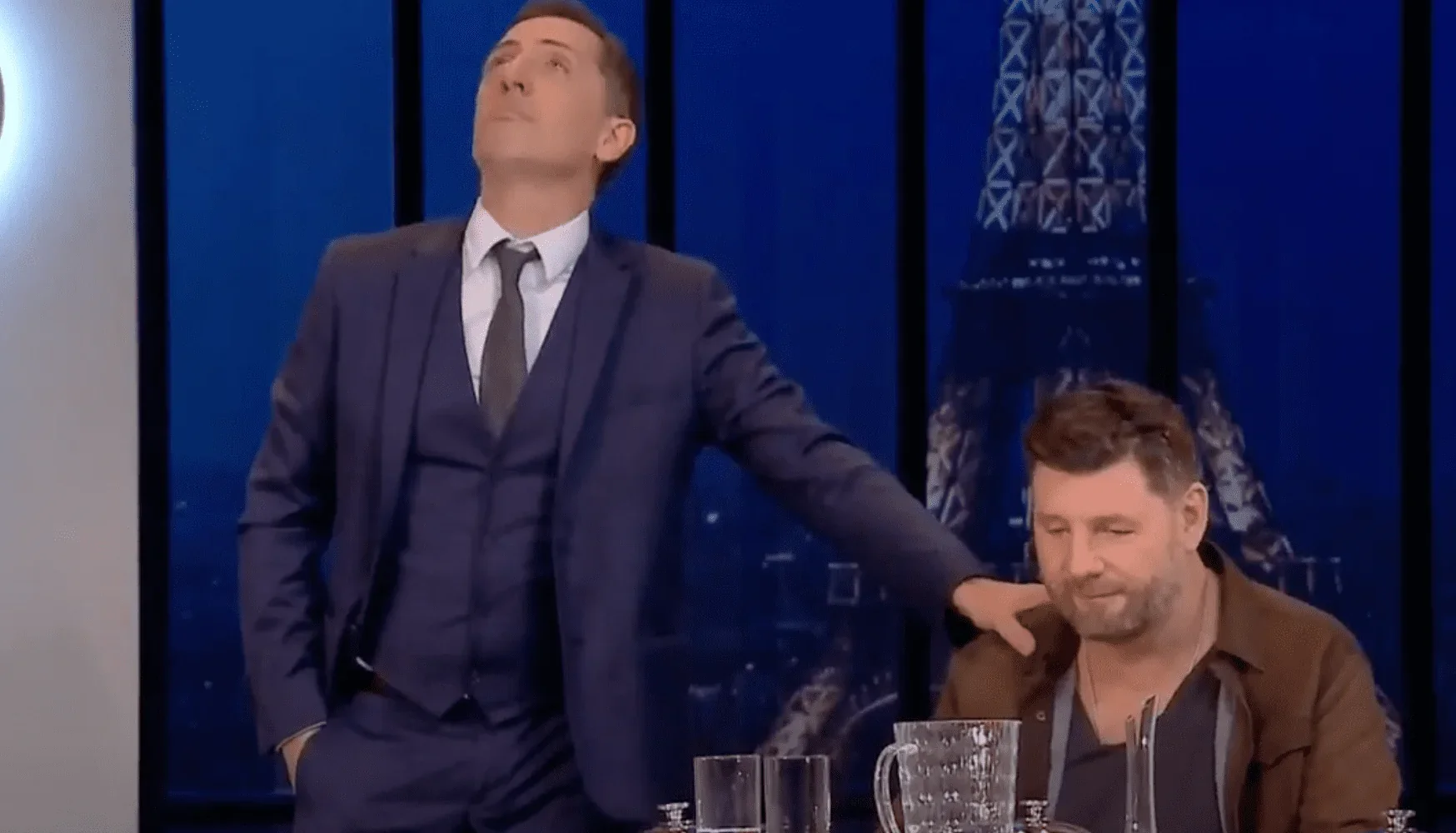 Dans cette image captivante, nous découvrons deux personnages centraux de la pièce de théâtre "L'invitation" engagés dans un duel