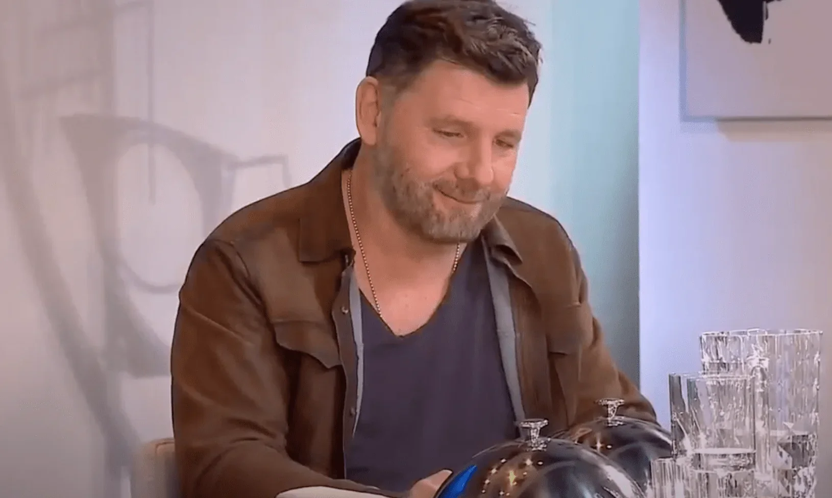 Cette image saisissante met en avant le personnage de Temide dans la pièce de théâtre "L'invitation".