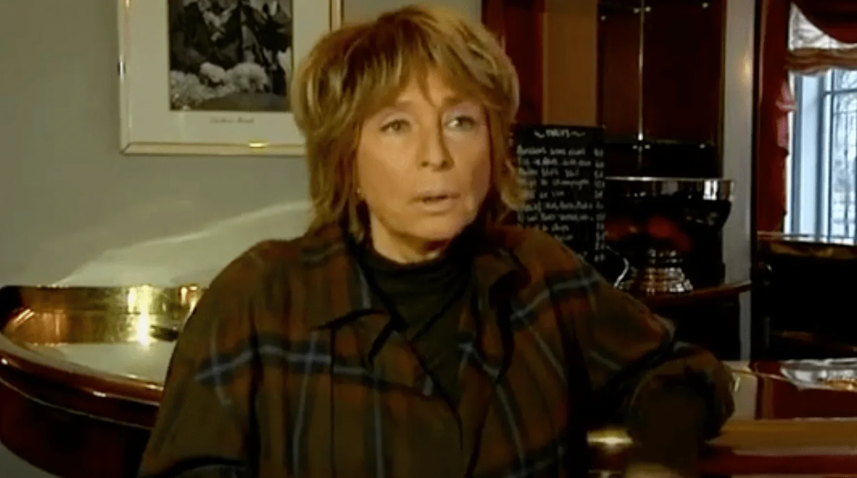 Cette photo met en avant l'écrivaine renommée dont le travail créatif a captivé les spectateurs.