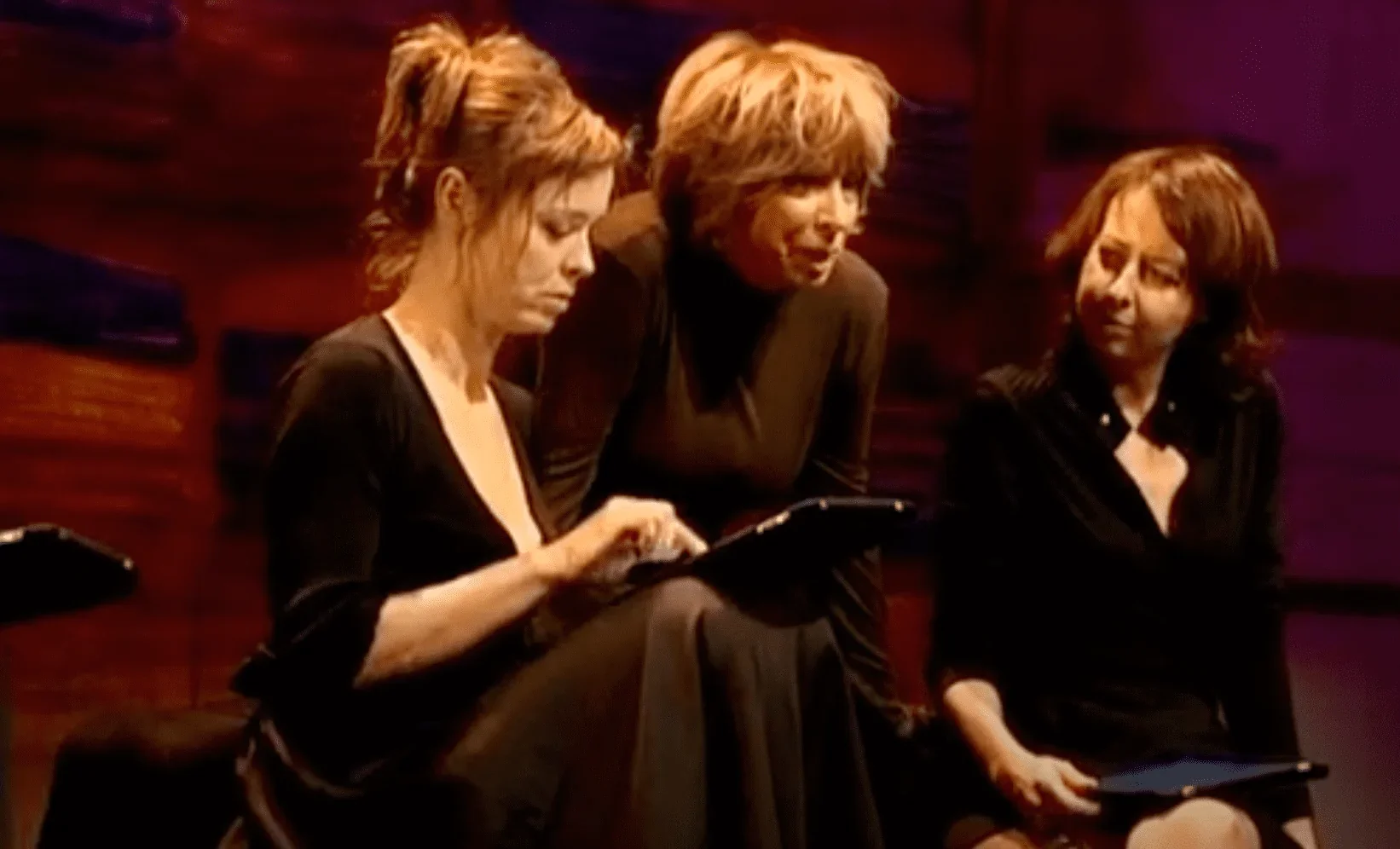 Sur scène, Delia Ephron, talentueuse auteure de la pièce, partage son expertise et sa vision artistique avec l'équipe.