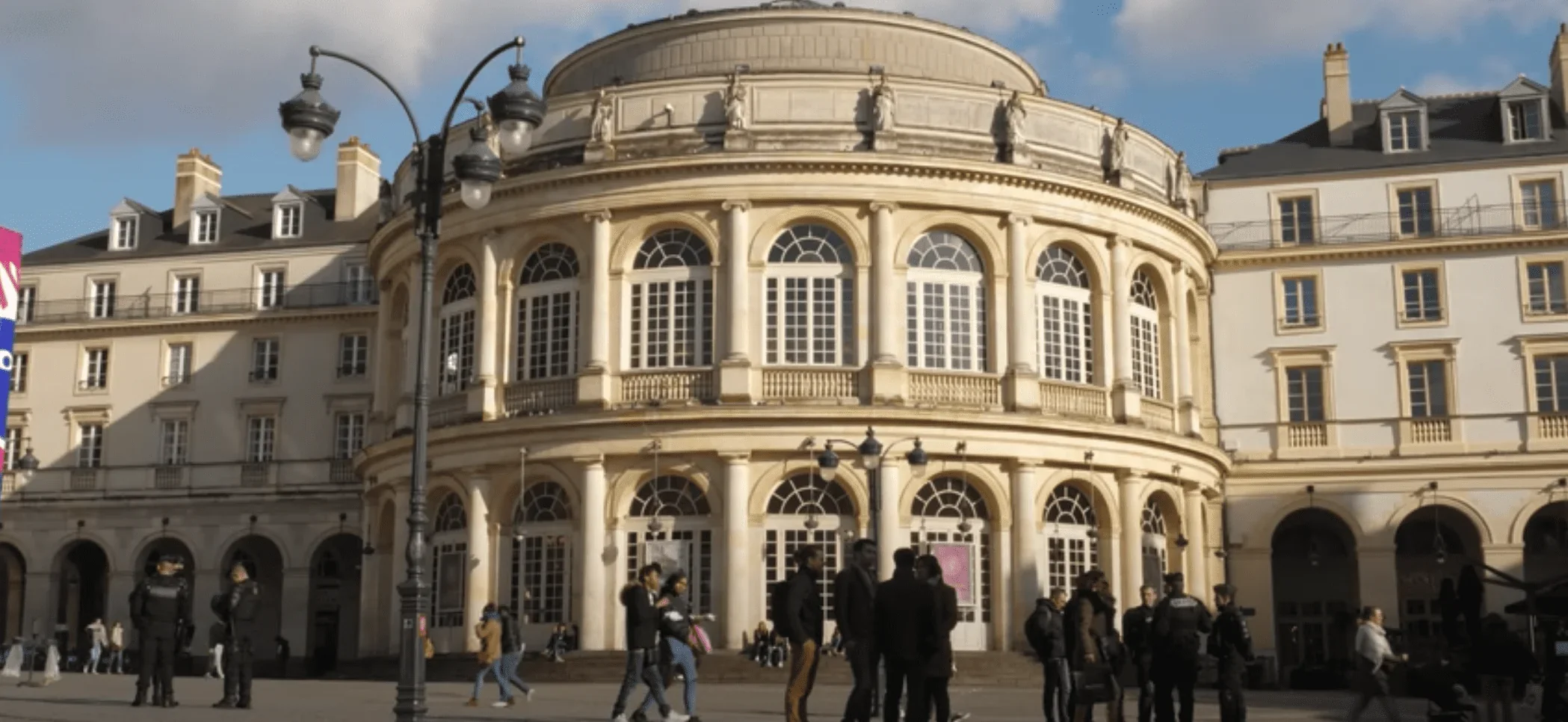 La majesté intemporelle de la façade d'un bâtiment ancien