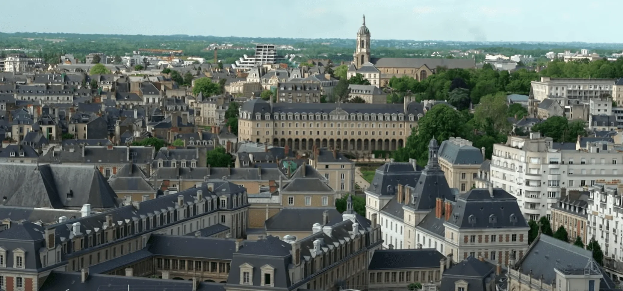 Plongez dans une vue imprenable sur la magnifique ville de Rennes vue d'en haut, capturée à travers un vol d'oiseau.
