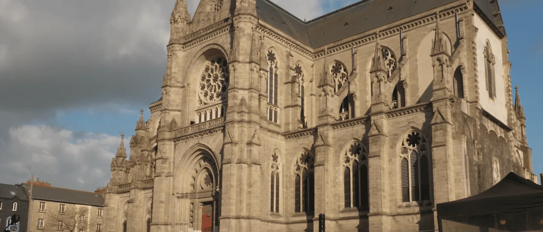 Laissez-vous transporter dans un voyage à travers le temps en contemplant cette vue fascinante d'une peinture ancienne qui orne ma