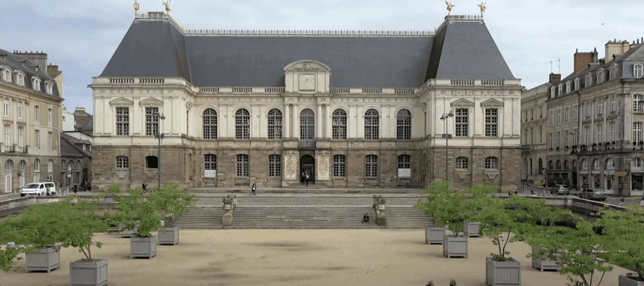 Contemplez la grandeur et la majesté du bâtiment emblématique du Parlement. Avec son architecture imposante, cette structure histo