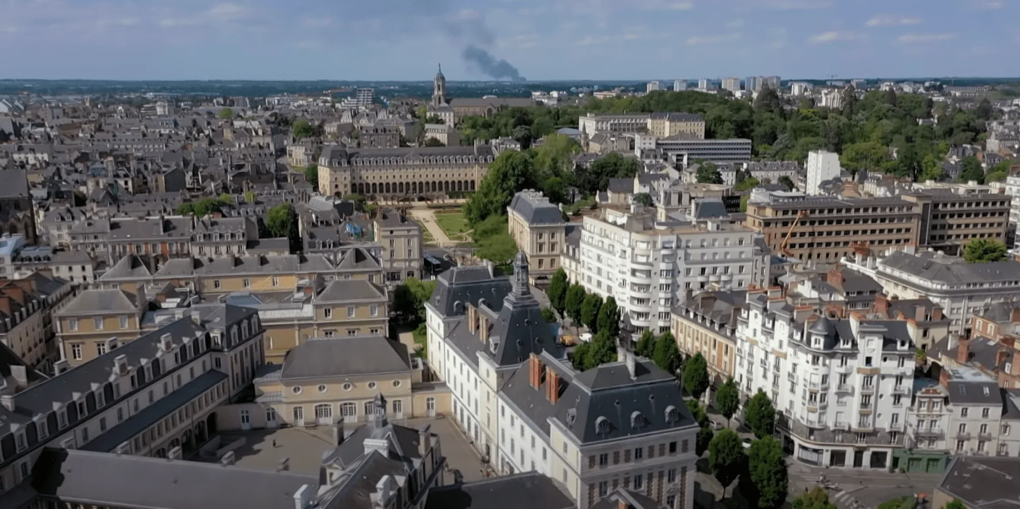 Admirez la beauté captivante de ce panorama aérien qui vous offre une vue d'en haut à couper le souffle. Découvrez les contours de