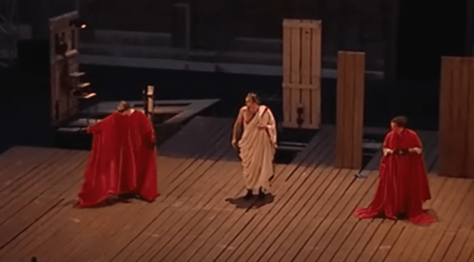 Plongez au cœur de l'art théâtral avec cette image captivante des comédiens en pleine performance sur la scène du Théâtre National