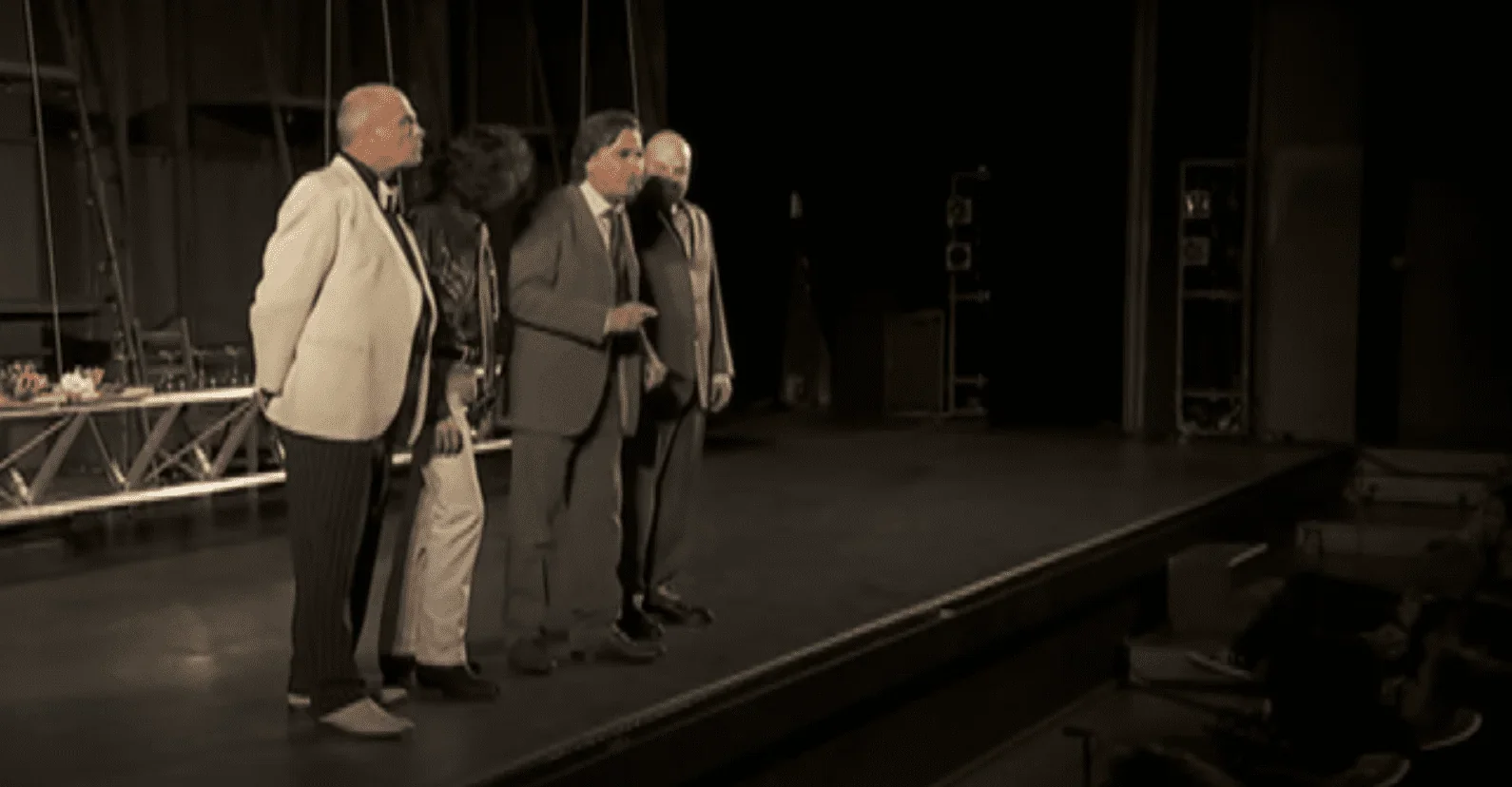 Cette image saisissante met en lumière l'interaction puissante entre les comédiens et le public.