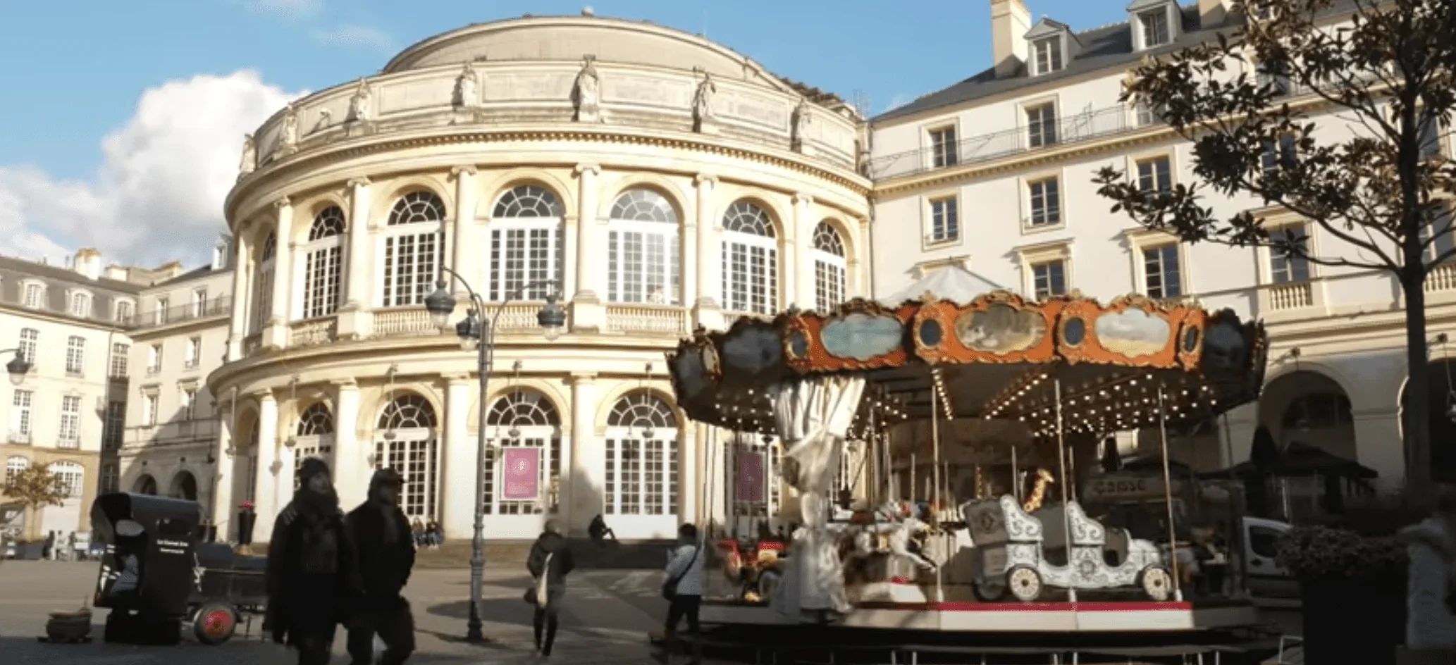 Des bâtiments historiques aux lignes élégantes aux structures modernes audacieuses, cette image met en valeur la diversité et la b