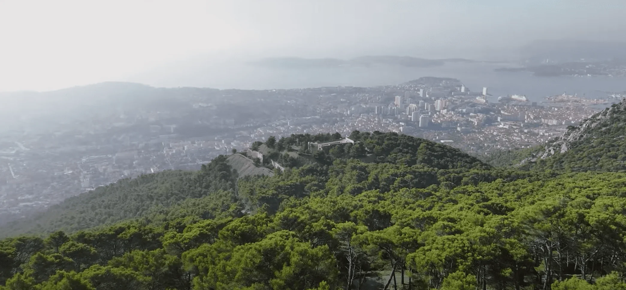 Cette photo captivante offre une vue aérienne à couper le souffle de la ville pittoresque de Toulon.