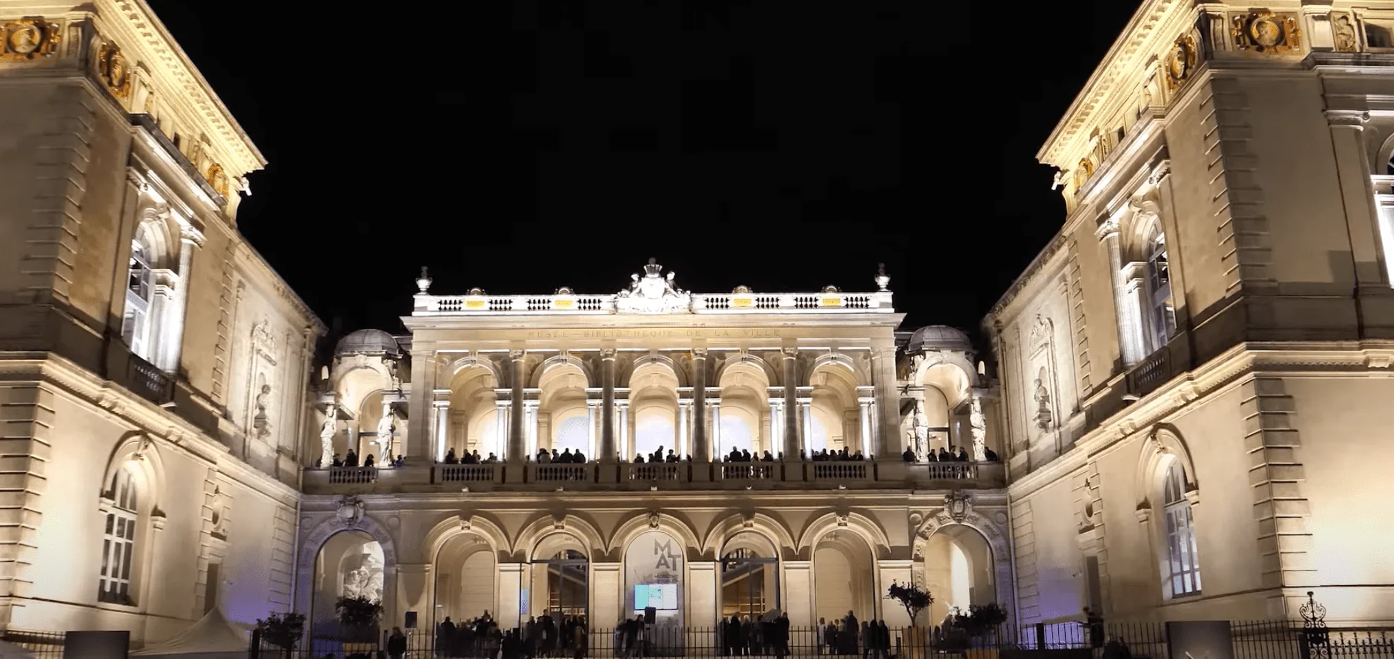 Cette photographie captivante met en évidence la splendeur des architectures de Toulon qui brillent de mille feux dans la nuit.