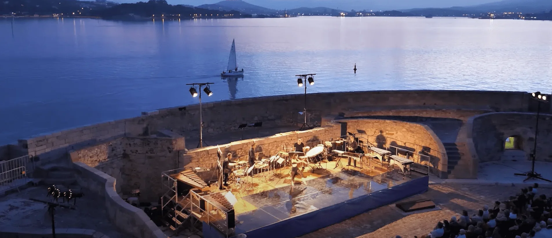 Cette photo saisissante capture la magie d'un événement nocturne à Toulon, où la danse et la musique se rencontrent pour créer un