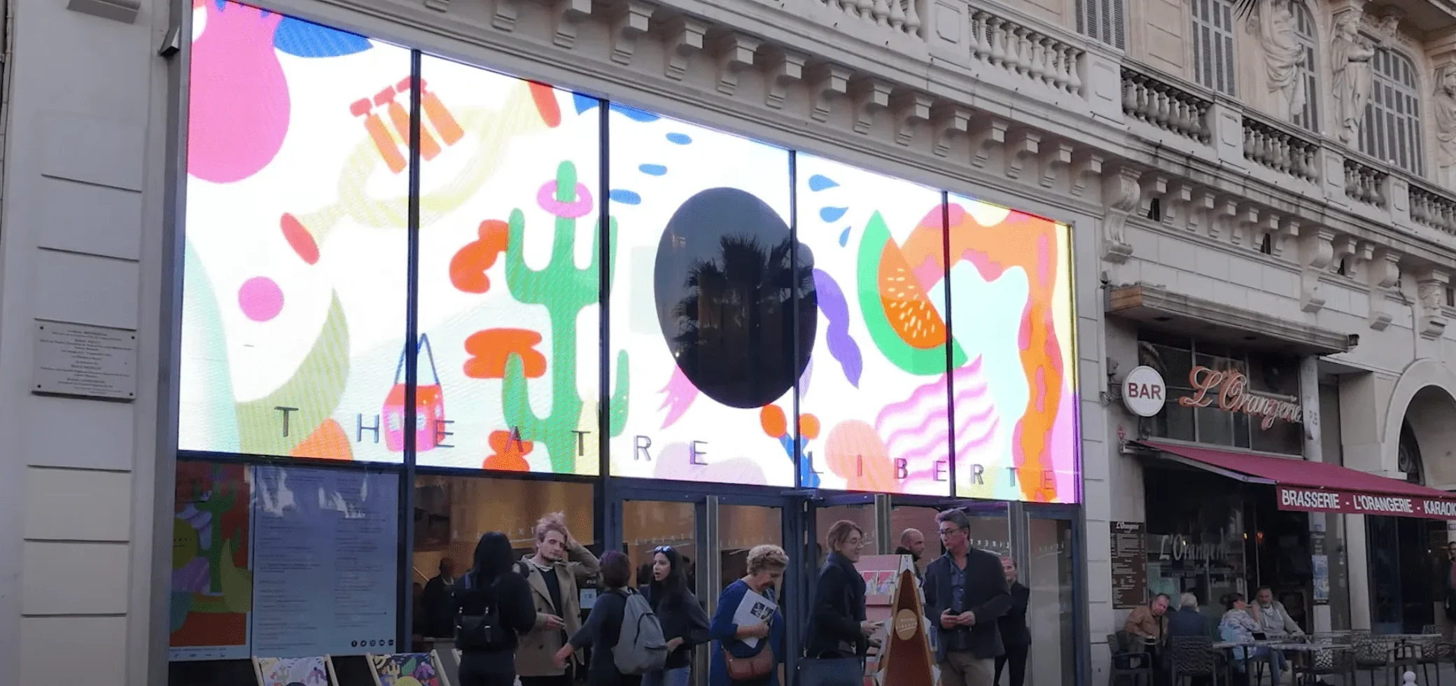 Cette photographie met en lumière la splendeur de la façade du Théâtre Liberté à Toulon.