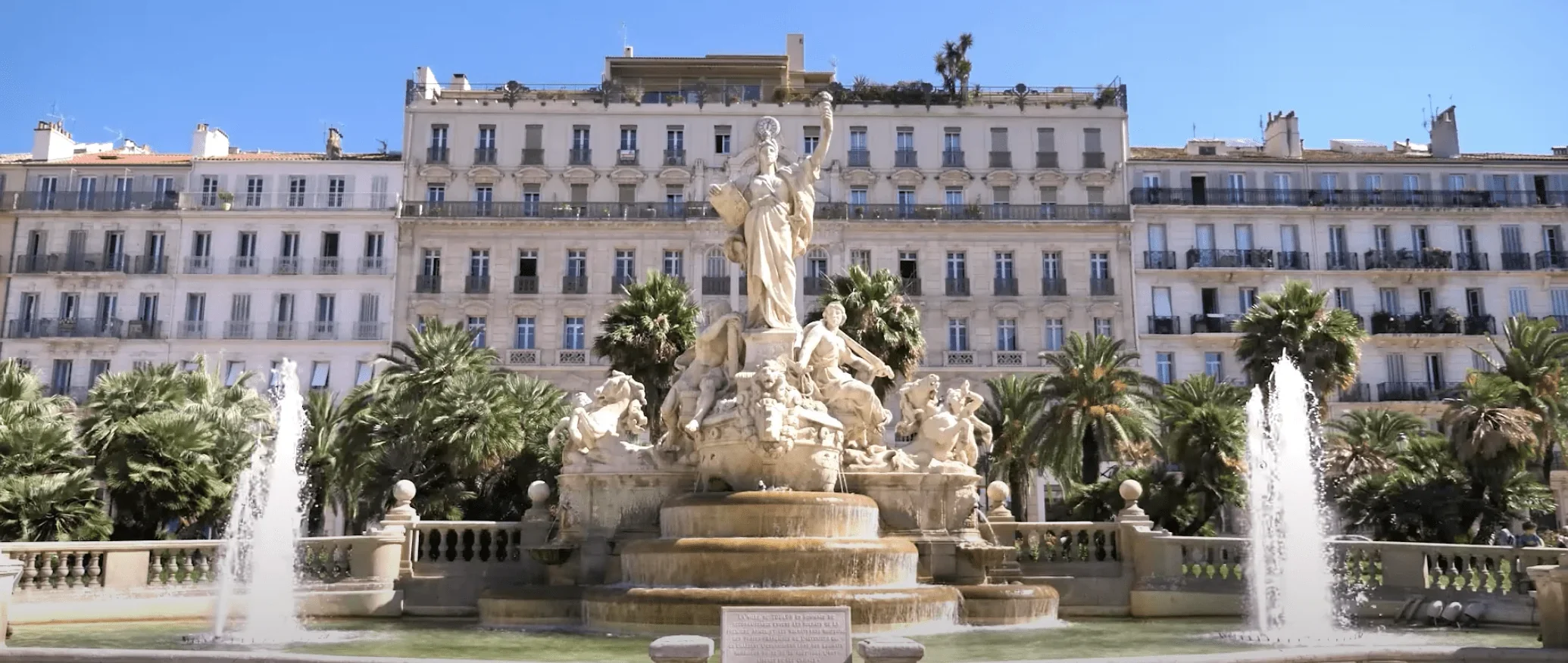 Cette photographie met en avant la splendeur de la fontaine de Toulon.