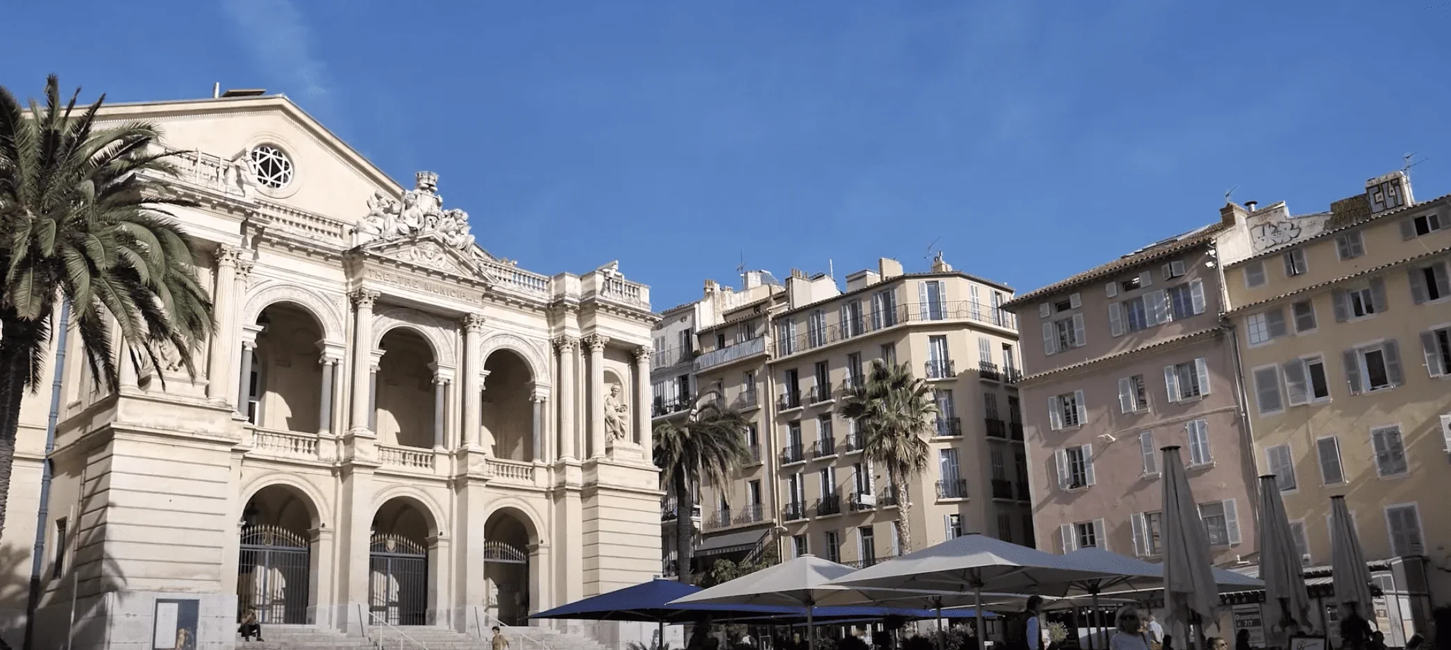 Cette photographie met en valeur la beauté intemporelle du bâtiment du Théâtre Municipal de Toulon.