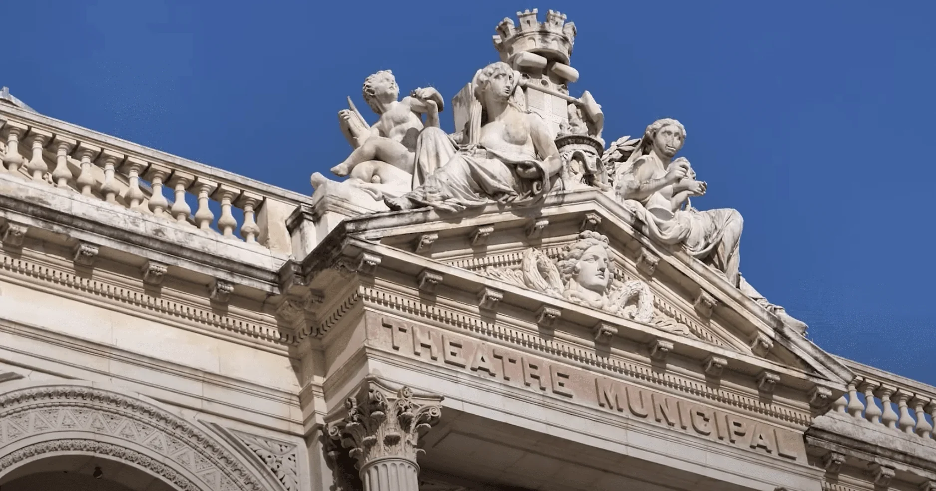 Cette photographie met en lumière le décor enchanteur qui orne la façade du Théâtre Municipal de Toulon.