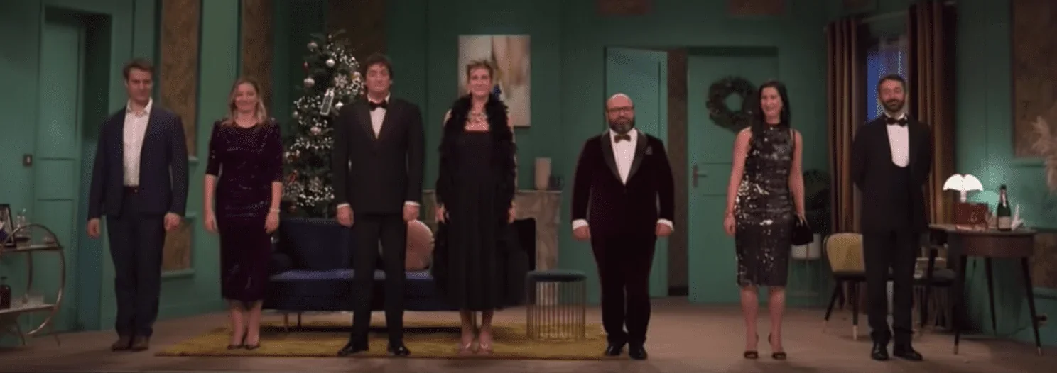 Cette image saisit le moment du salut final de la pièce de théâtre "13 à table".