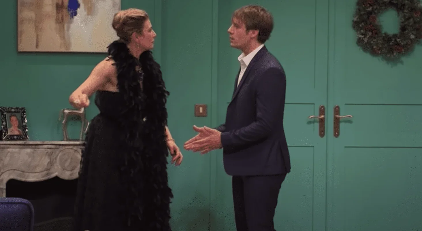 Cette image captivante présente une scène de rencontre poignante de la pièce de théâtre "13 à table" écrite par Marc-Gilbert Sauva