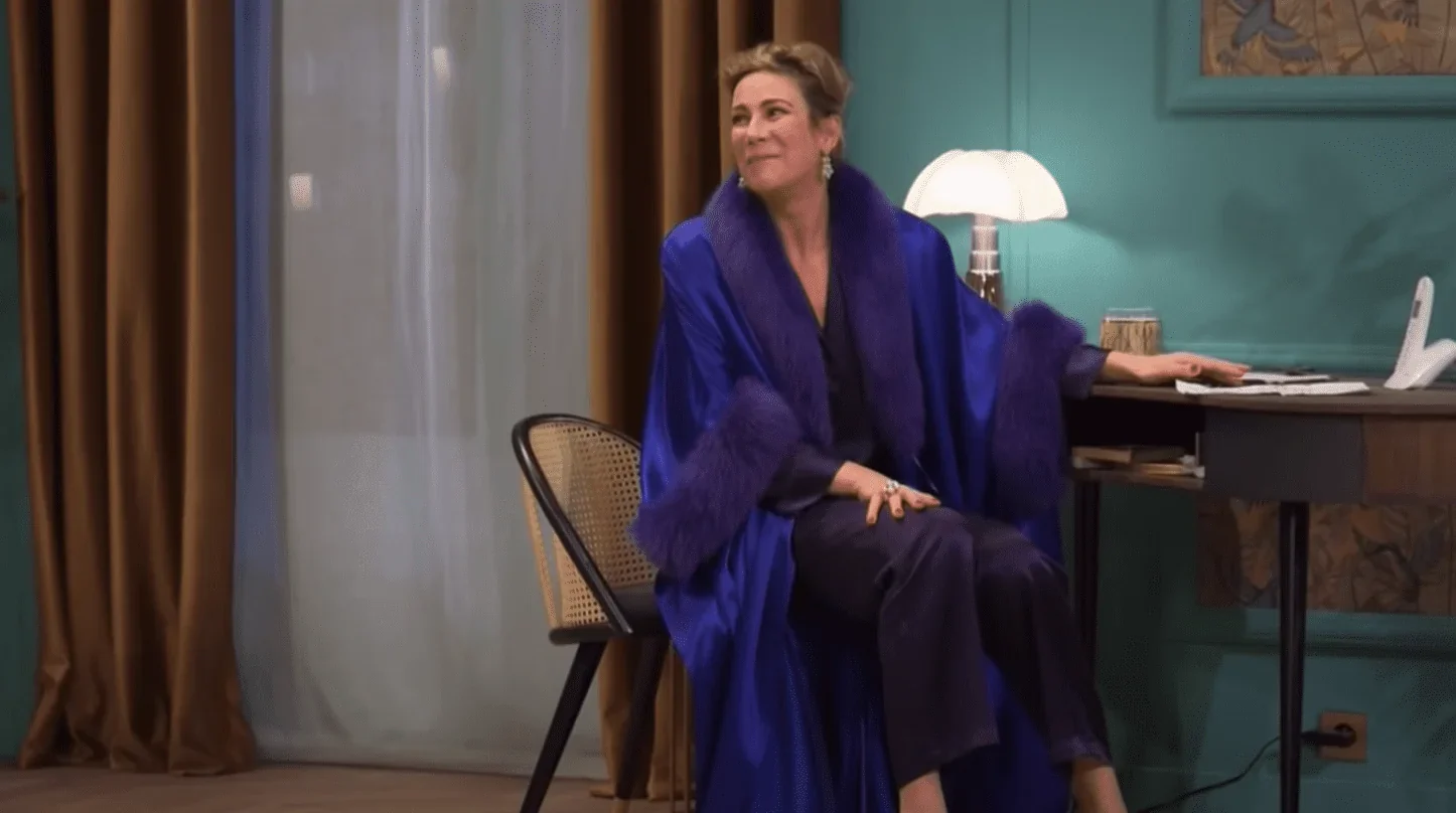 Cette image saisissante met en scène un moment captivant de la pièce de théâtre "13 à table" de Marc-Gilbert Sauvageon, mettant en