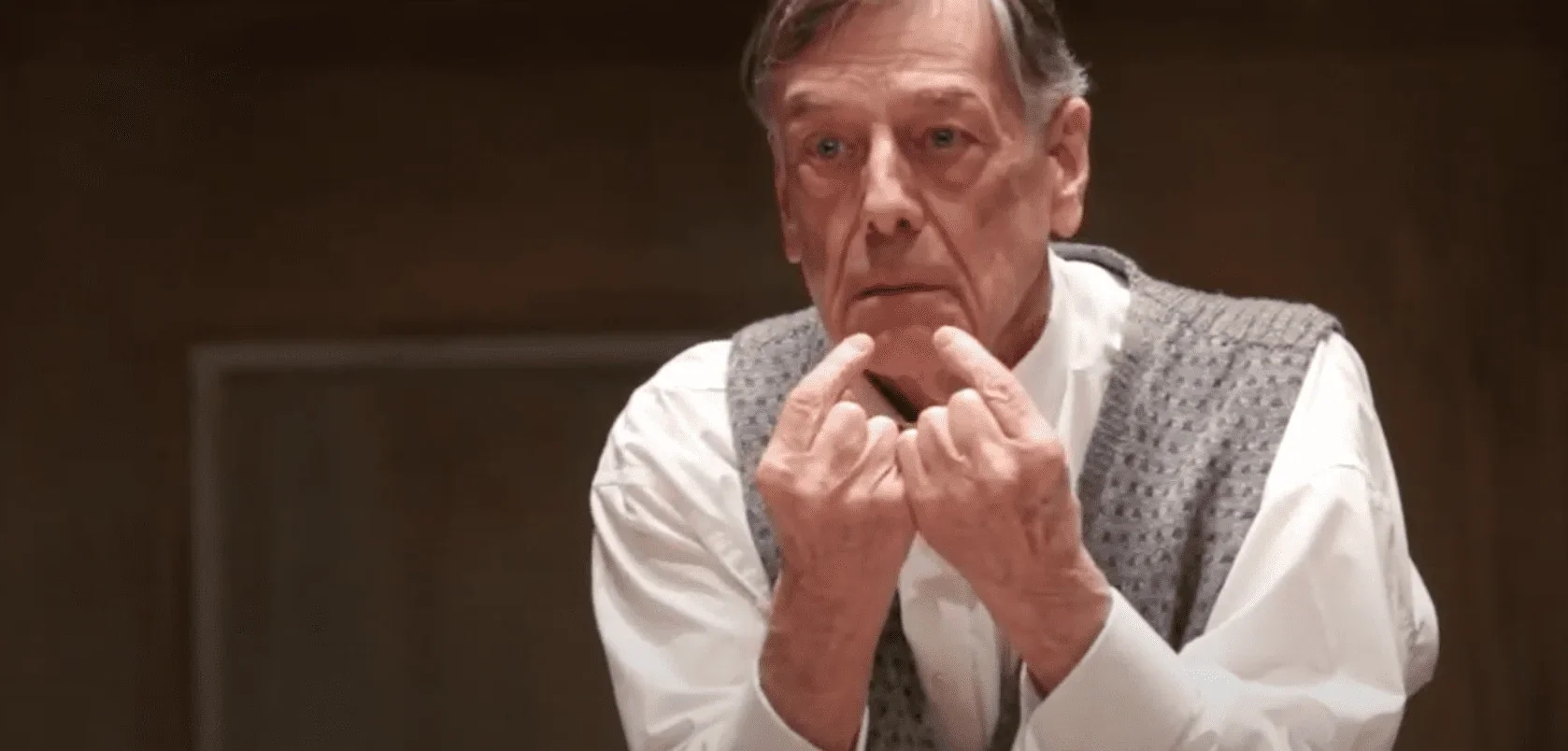 L'image puissante met en avant une scène émotionnelle du spectacle "12 hommes en colère" où l'un des jurés livre un monologue poig