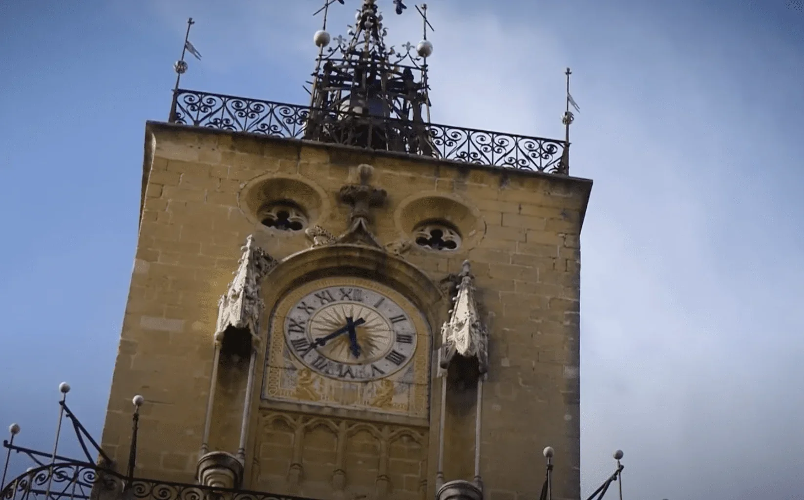 L'horloge emblématique de la ville, gardienne du temps à Aix-en-Provence