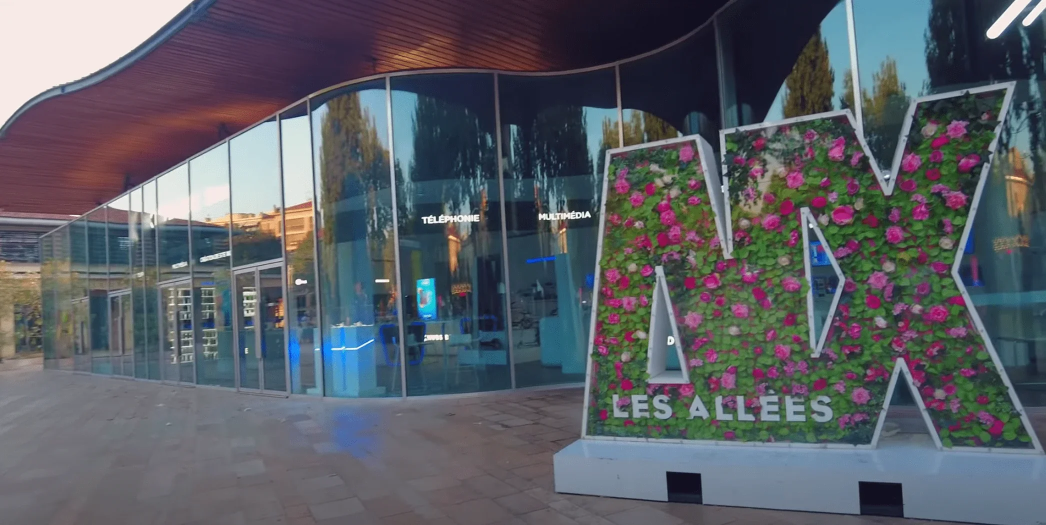 Cette photo captivante montre une rue étroite et pavée de Aix-en-Provence, une ville emblématique du sud de la France.