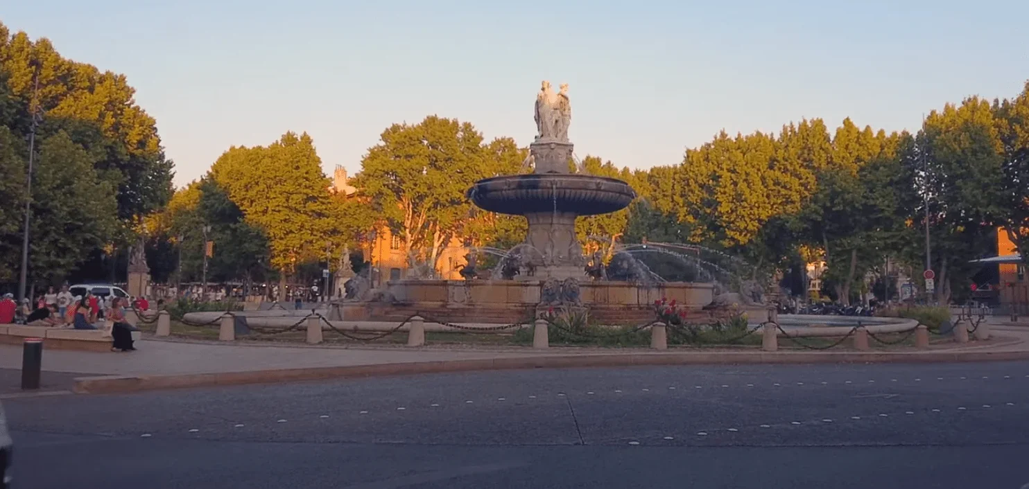 Cette image saisissante nous présente une vue magnifique de la fontaine emblématique de Aix-en-Provence.