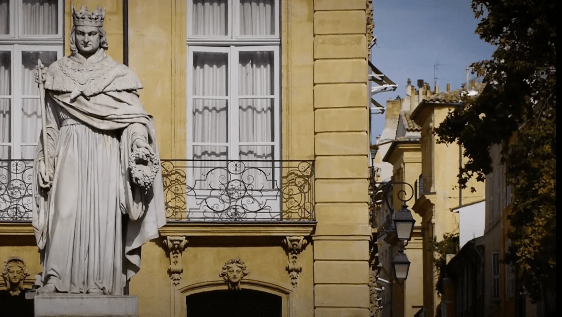 Cette photo met en valeur une statue imposante qui se dresse avec élégance dans la rue de Aix-en-Provence.