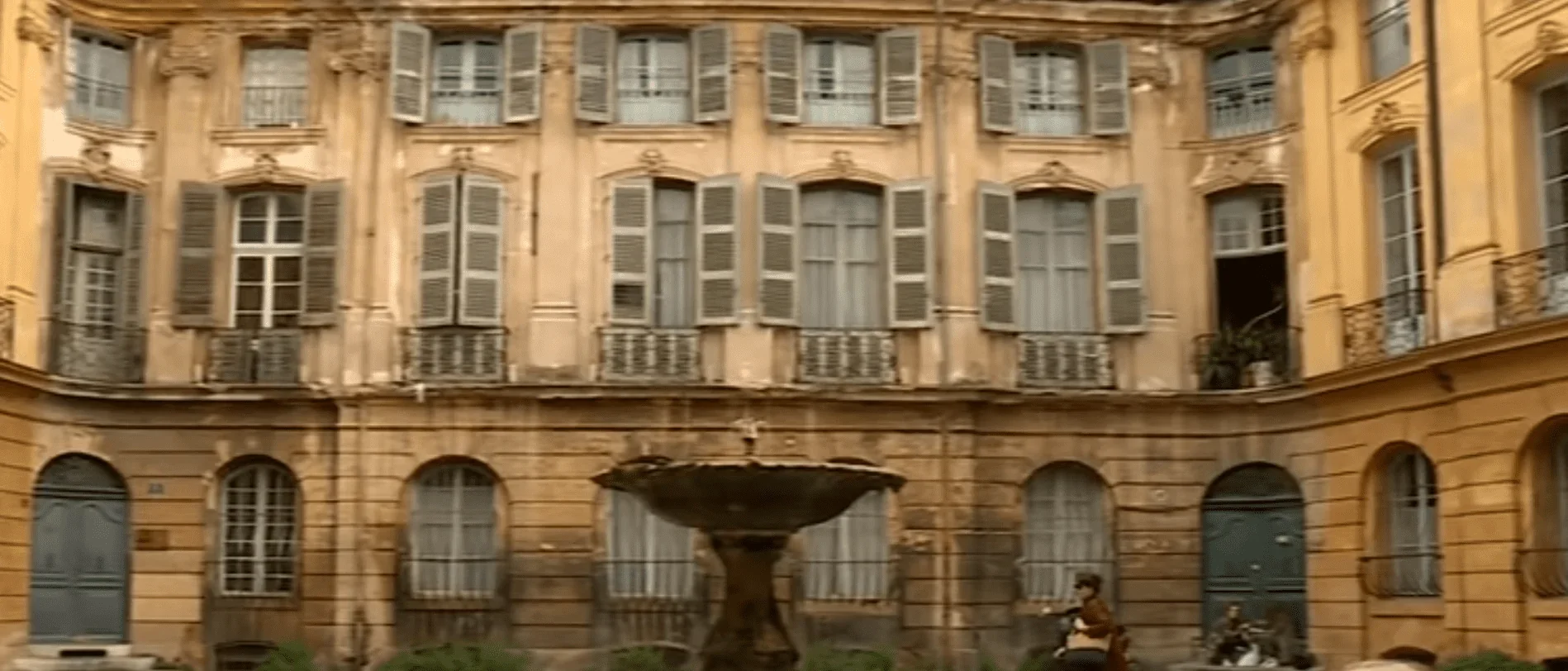 Cette image captivante met en lumière un bâtiment ancien qui évoque l'histoire et le patrimoine de Aix-en-Provence.