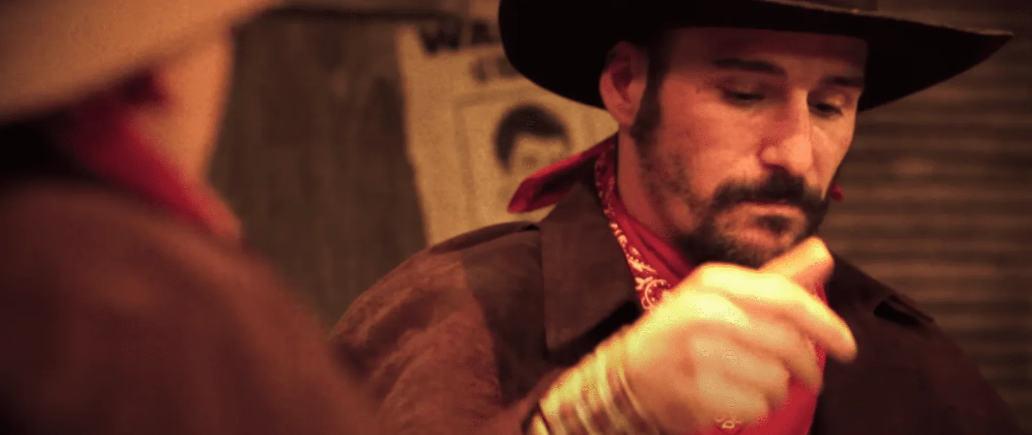 Cette image saisissante nous transporte au cœur d'une scène du spectacle, où les costumes prennent vie.