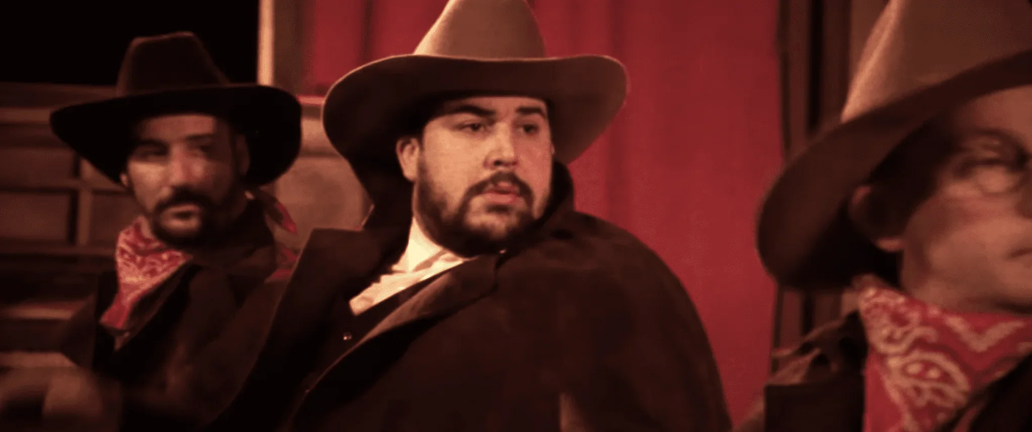 Dans cette image dynamique, nous sommes témoins d'un véritable spectacle de jeu d'acteurs.