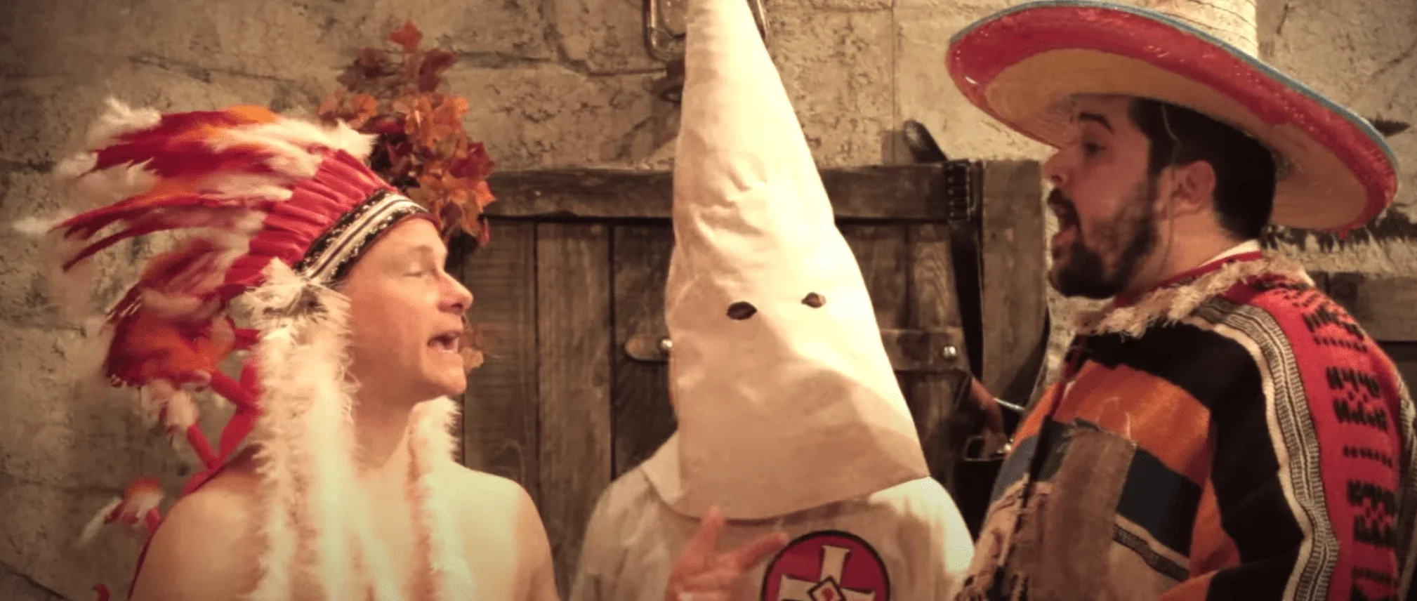 Dans cette image saisissante, nous découvrons une scène théâtrale remplie de personnages colorés.