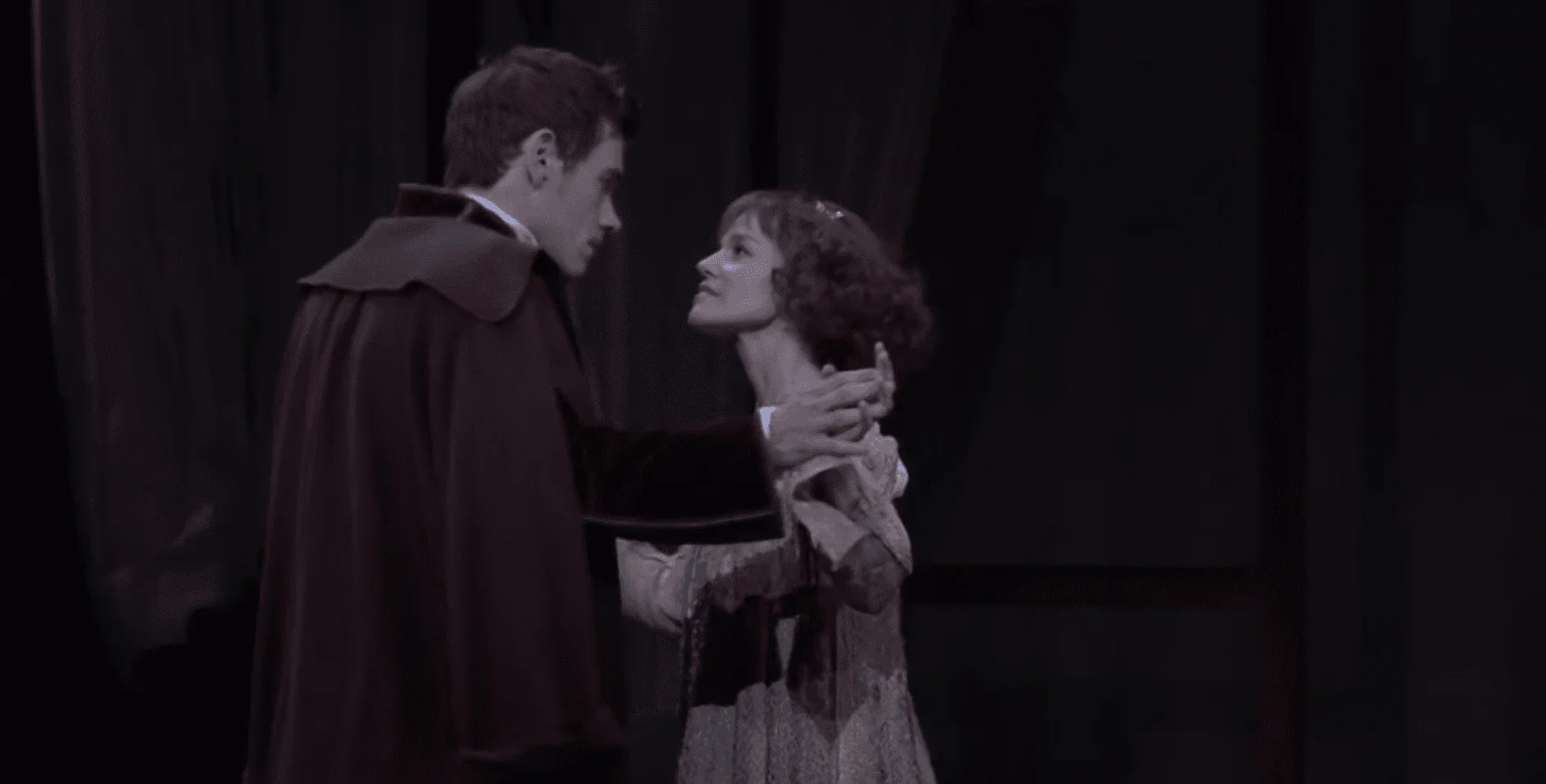 Cette magnifique photographie capture un moment de grâce et de passion dans Cyrano de Bergerac.