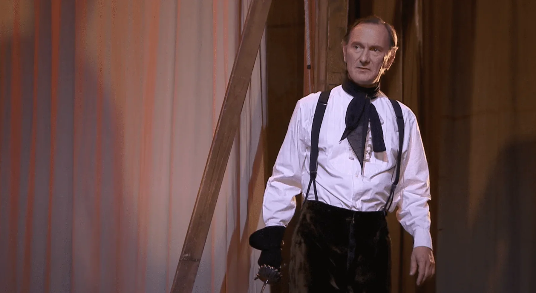 Cette photo captivante dépeint un duel impitoyable dans Cyrano de Bergerac. Cyrano, avec détermination et confiance, se tient face