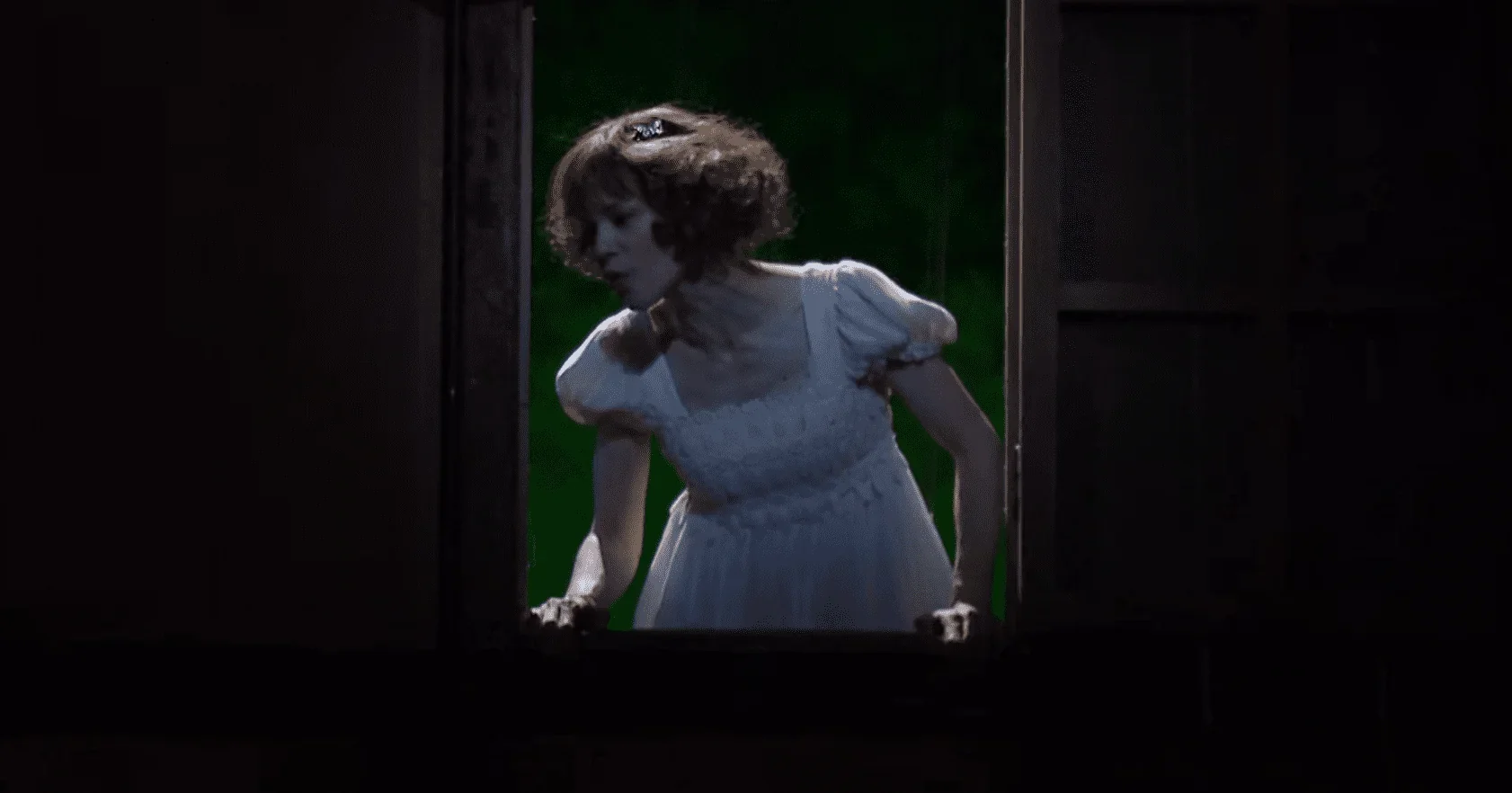 Cette image saisissante met en scène un moment clé de Cyrano de Bergerac, où l'objet de l'amour s'élève vers de nouveaux horizons.