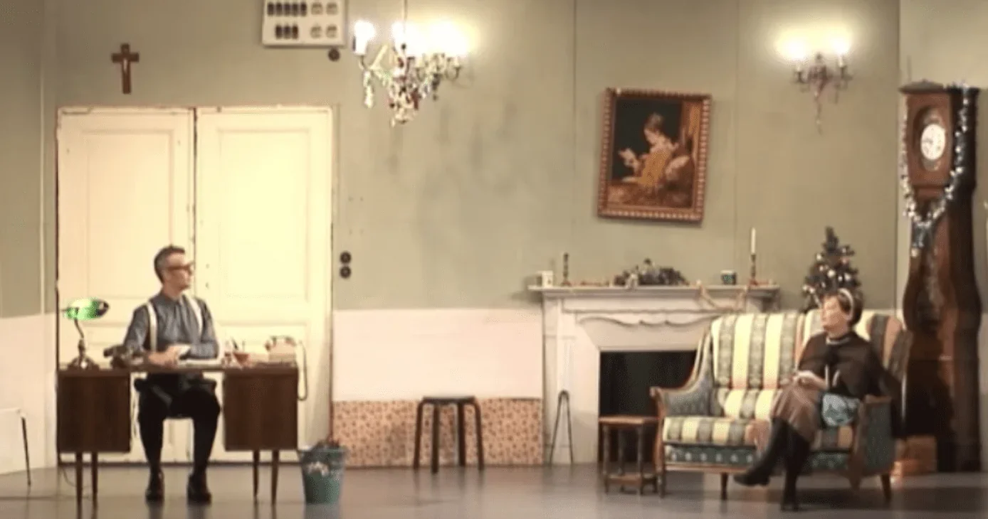 Cette image saisissante capture le début du spectacle théâtral légendaire 'Le père Noël est une ordure'.