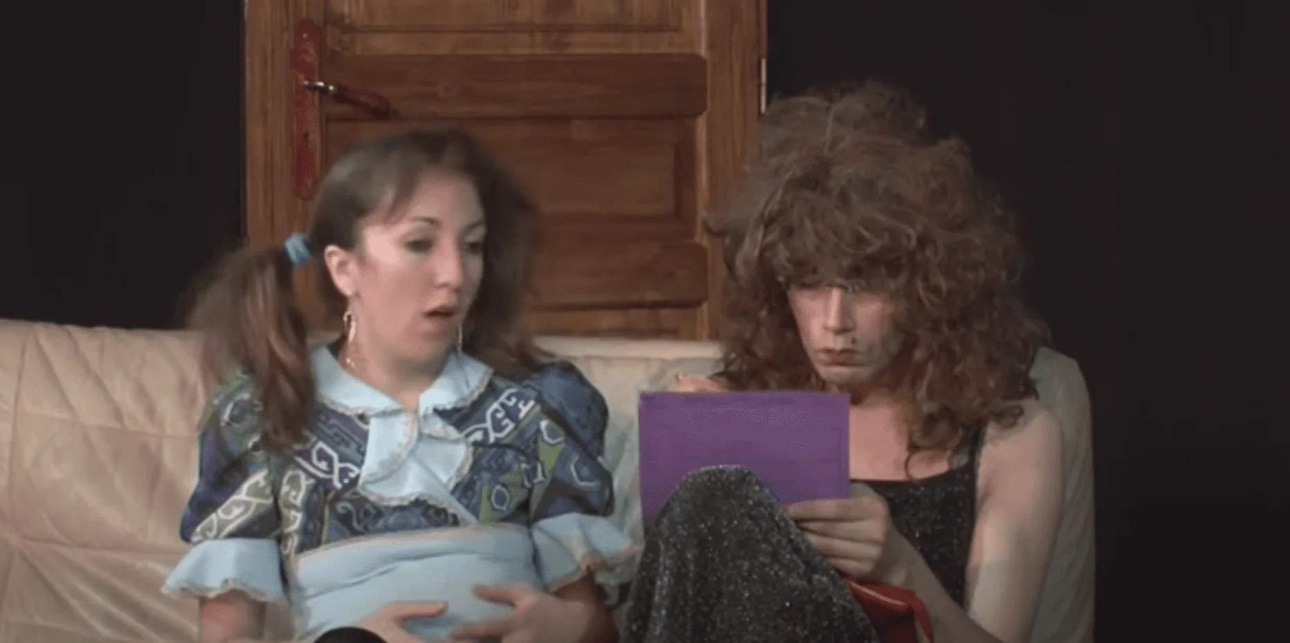 Cette image captivante met en avant une scène dynamique du spectacle 'Le père Noël est une ordure