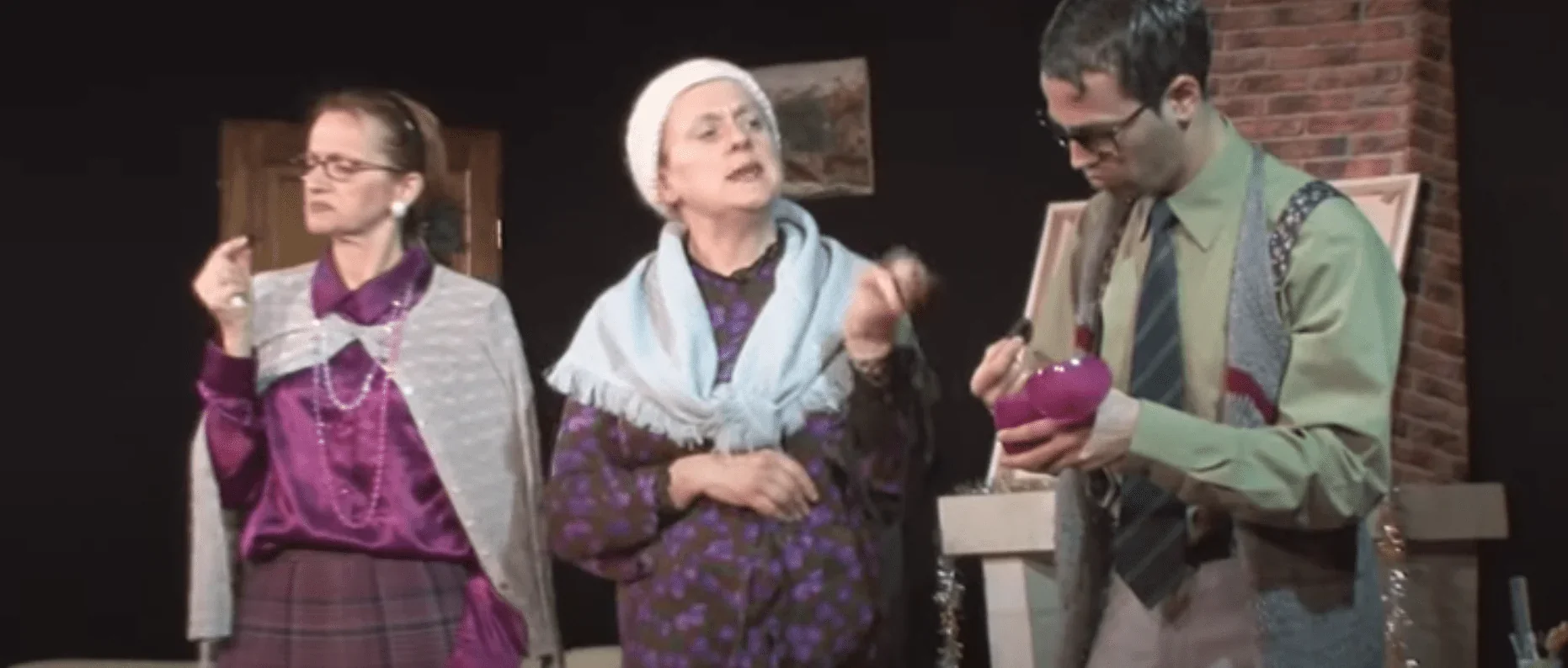 Cette image met en lumière Pierre et Thérèse, deux personnages centraux de la pièce de théâtre "Le père Noël est une ordure", dans