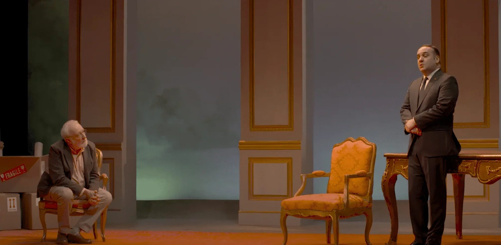 Sur cette photo captivante, nous découvrons les deux personnages principaux de la pièce de théâtre "Par le bout du nez"