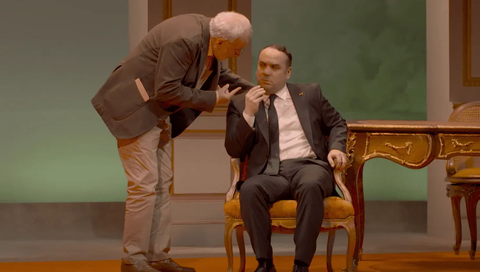 Dans cette image pleine de convivialité, nous assistons à un dialogue entre deux amis proches.