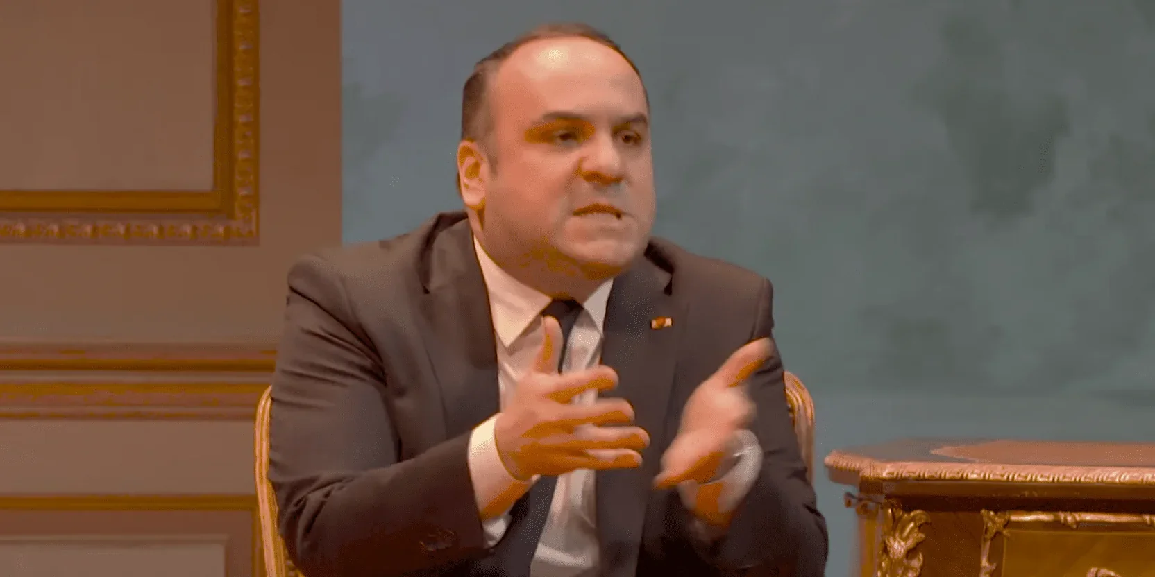 Cette image captivante nous montre le président en plein discours, alors qu'il explique avec sincérité et transparence un problème