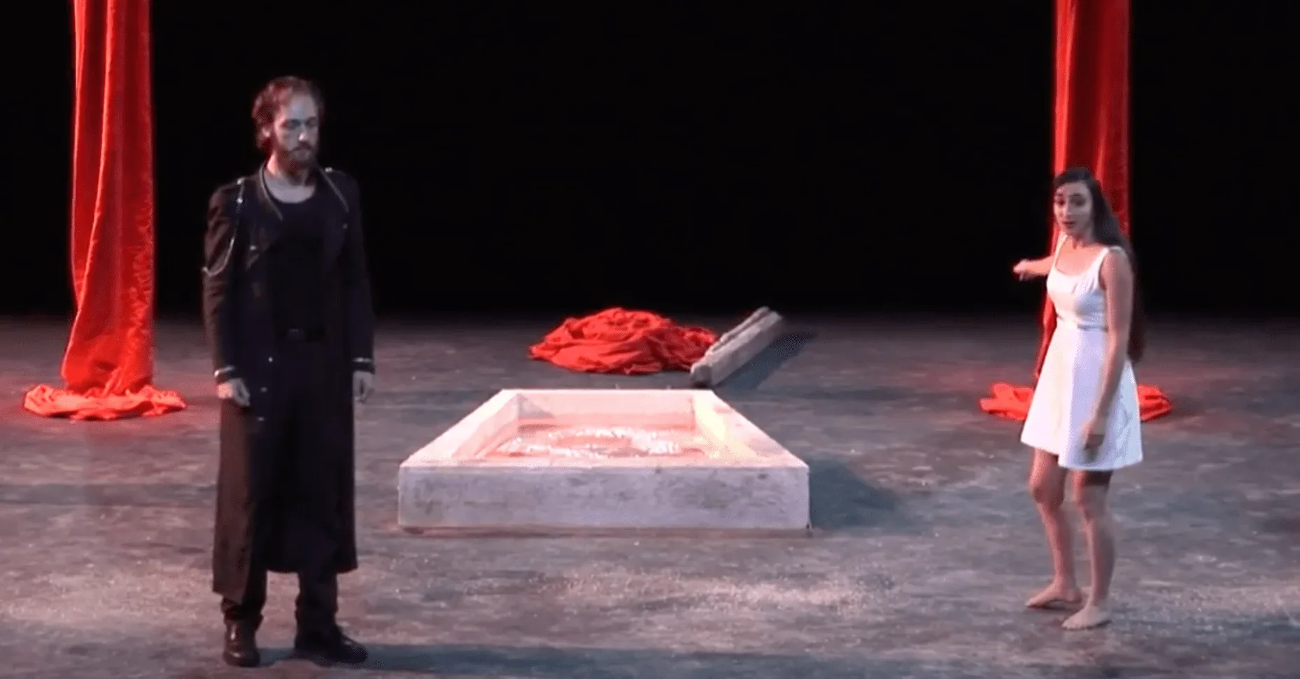 Cette image saisissante représente une scène dramatique d'un spectacle tragique.