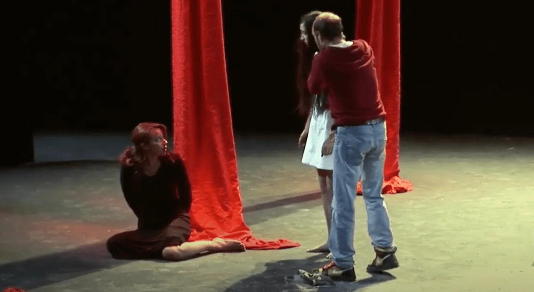 Cette image captivante met en avant la profondeur et la complexité des personnages d'une pièce de théâtre.