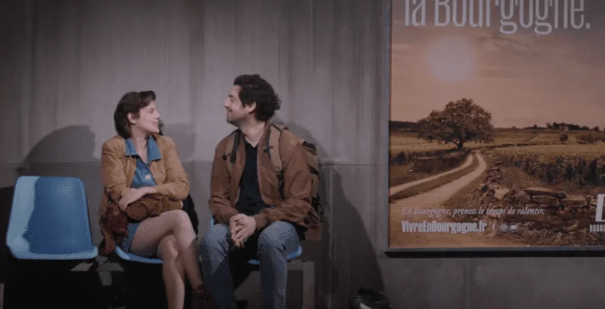 Dans cette image captivante, nous voyons les deux héros principaux de la pièce de théâtre « Une situation délicate » se tenant côt