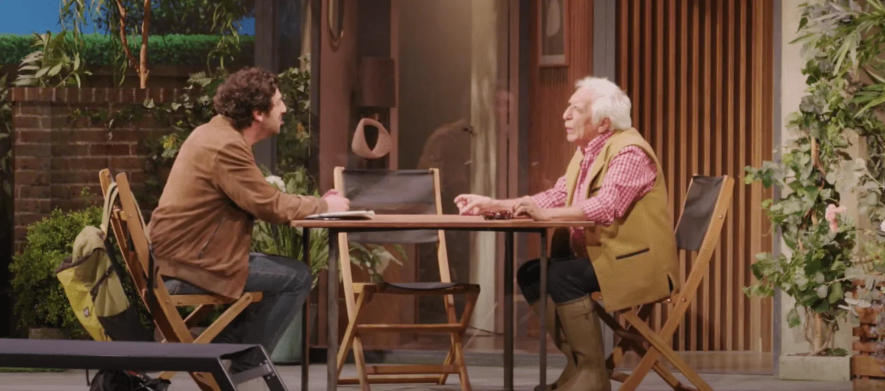 Cette image saisissante met en scène deux personnages de la pièce de théâtre « Une situation délicate » représentant une différenc