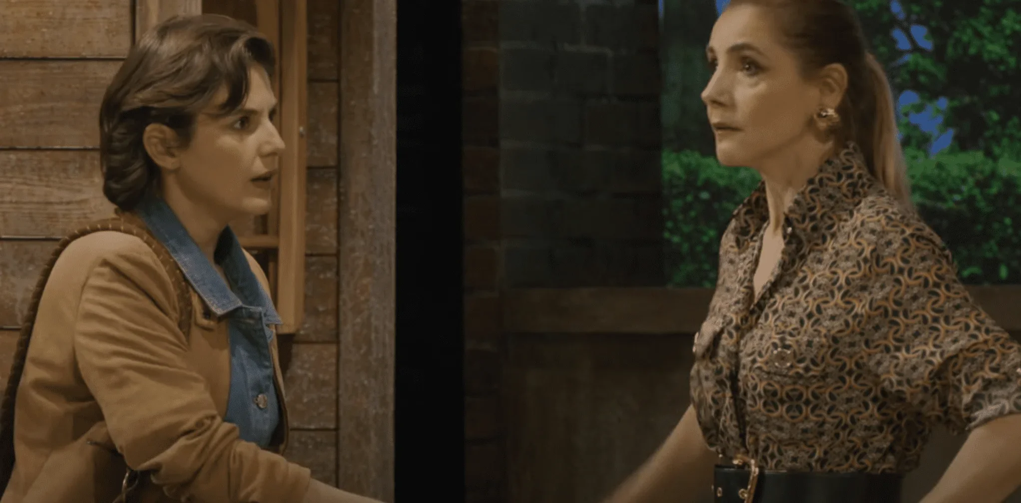 Cette image dépeint une rencontre magique entre deux jeunes filles au cœur de la pièce de théâtre « Une situation délicate ».