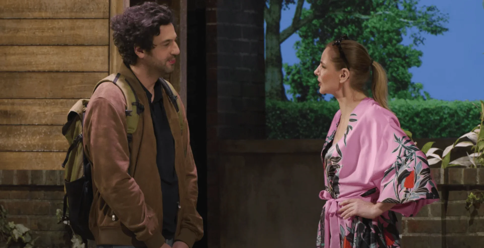 Cette image captivante nous plonge au cœur d'une conversation inattendue entre deux personnes dans la pièce de théâtre « Une situa