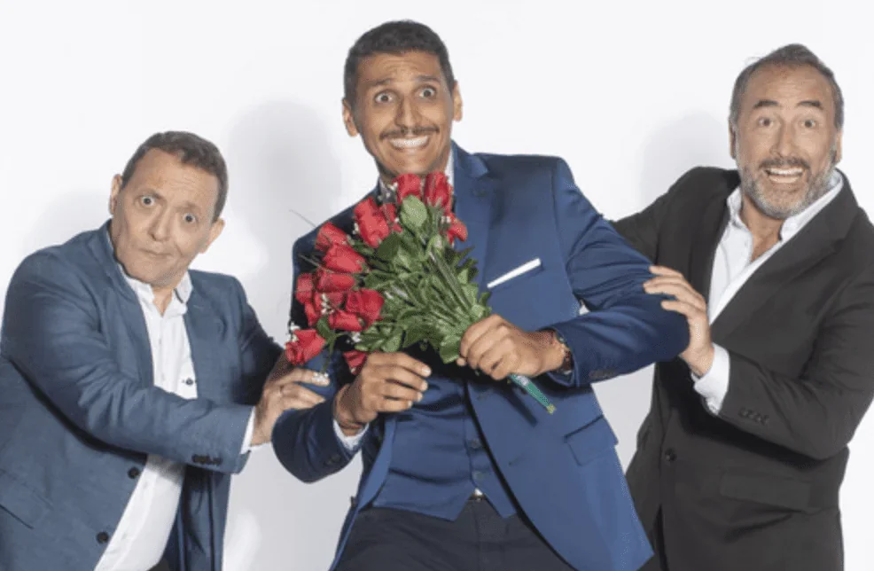 Cette photo captivante pour la publicité de "Tout va bien se passer" capture l'esprit joyeux et dynamique de la pièce.