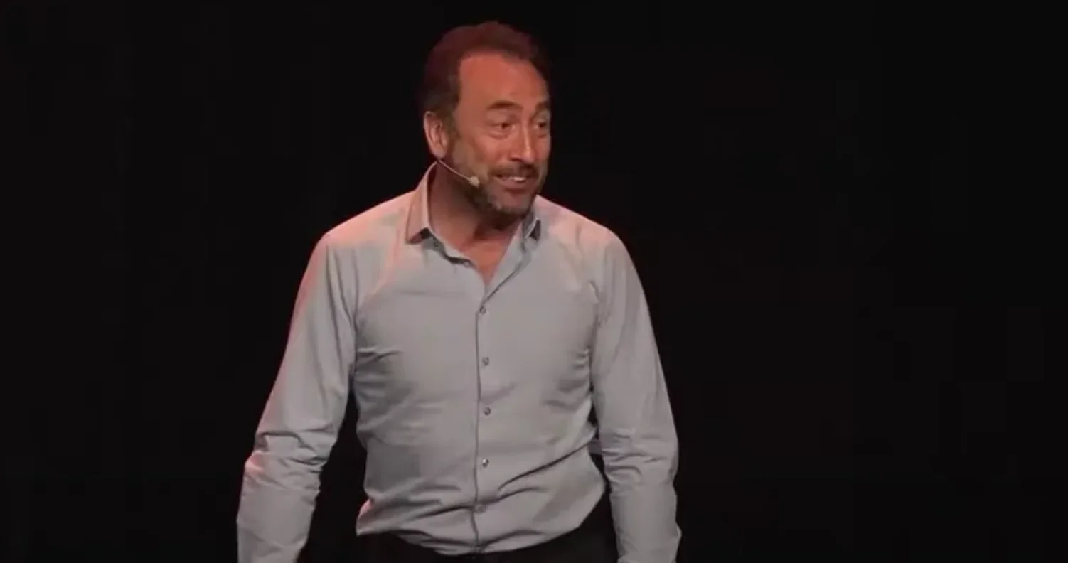 Cette photo met en lumière Alil Vardar, l'auteur talentueux de la pièce de théâtre "Tout va bien se passer".